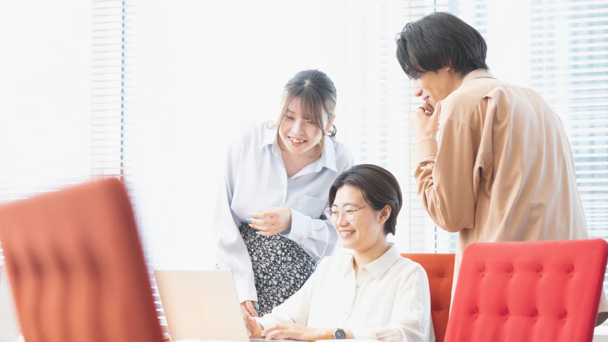 チームでアイデアを出し合う編集者たち
